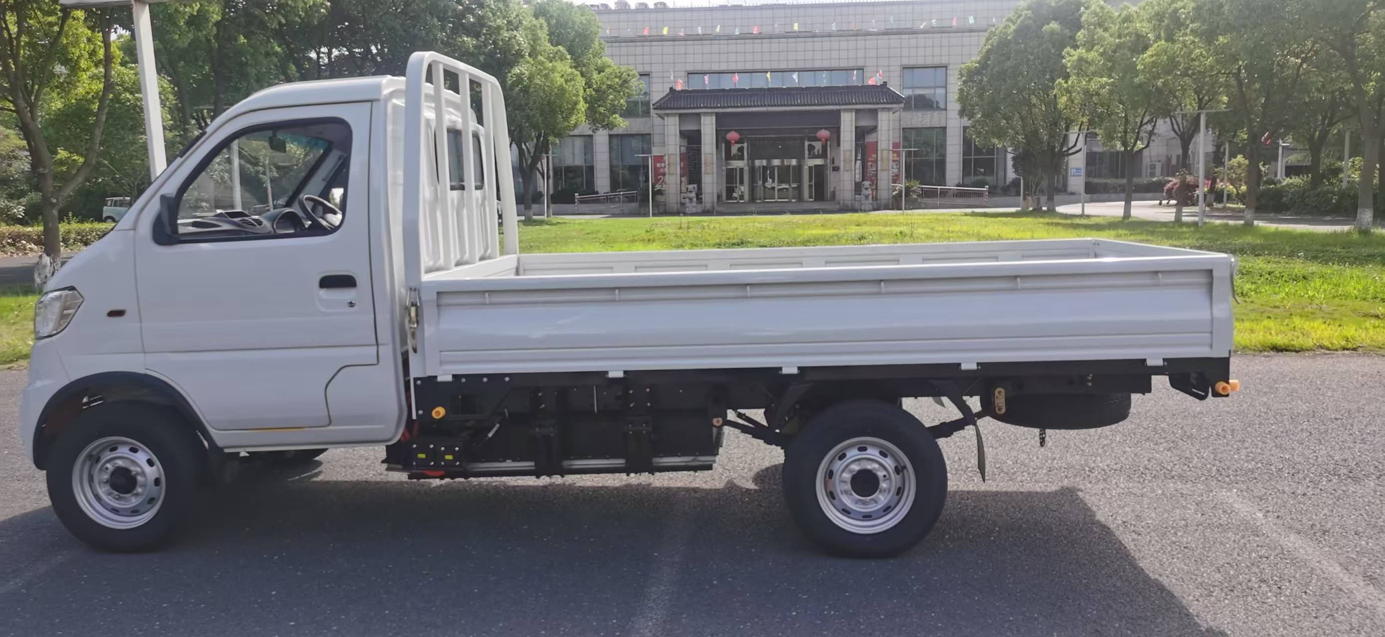 The Kaifeng KF1 EV in profile, drop sides up and the bed empty